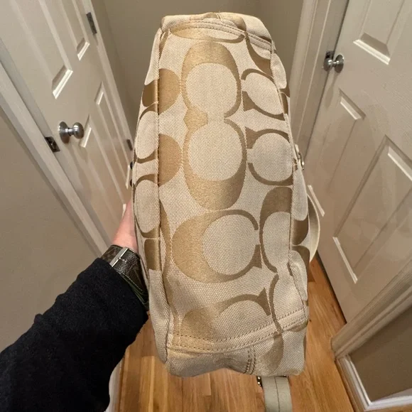 Coach - Kyra Daisy Signature Backpack with Hangtags 2011 - Nice Condition - Picture 10 of 15